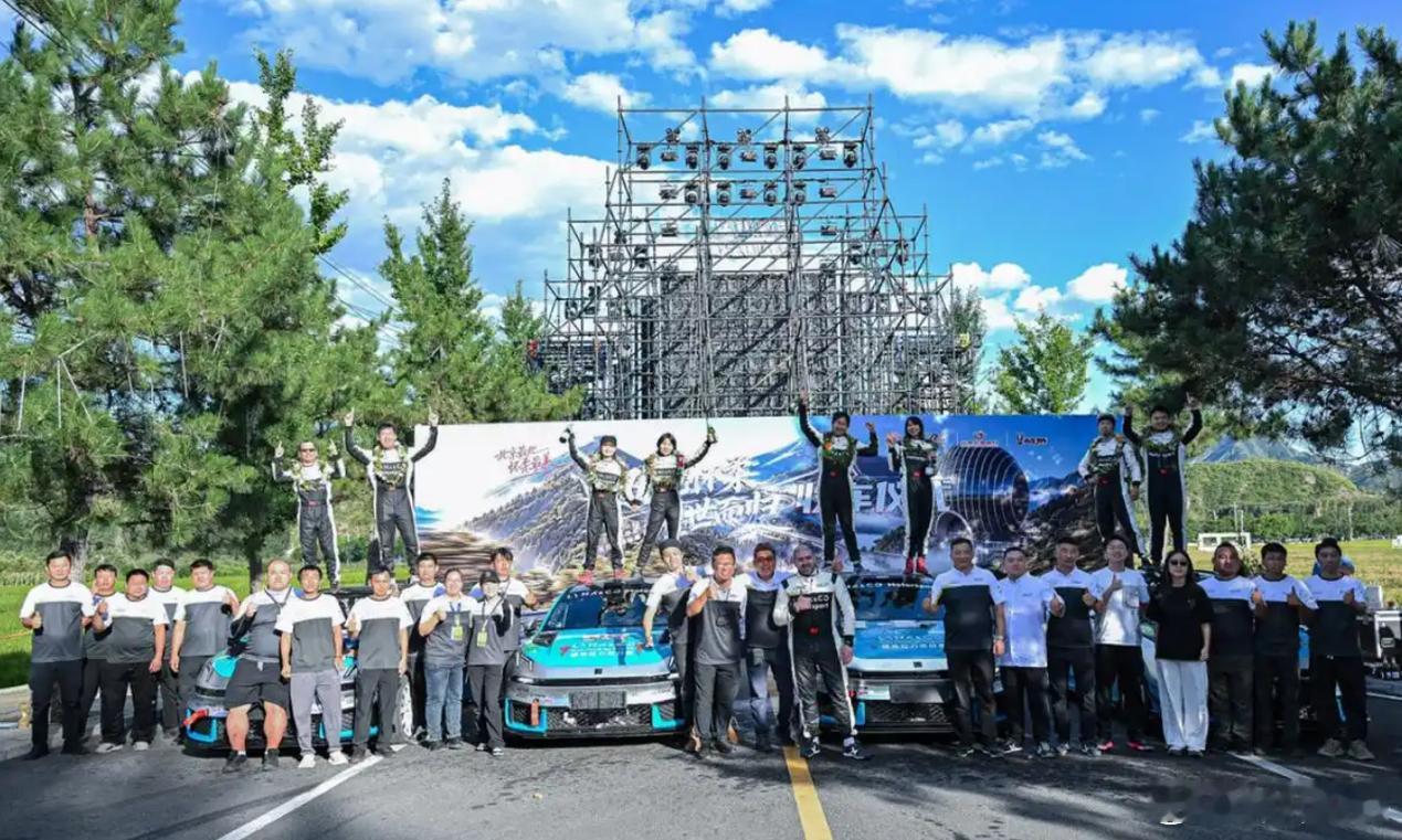 2026 CRC北京怀柔拉力赛顺利收官，领克也是首次参加到拉力赛事中，派出的07 GT拉力学院赛车通过了严苛赛道的考验，取得了不错的成绩。比赛难免遇到波折，领克07 GT赛车也是在高速冲击中稳住了车身，乘员舱也没有明显变形，车手也安然无恙，足以看出与量产车同源的2000MPa笼式车身有那么的强硬。而且这 ​
