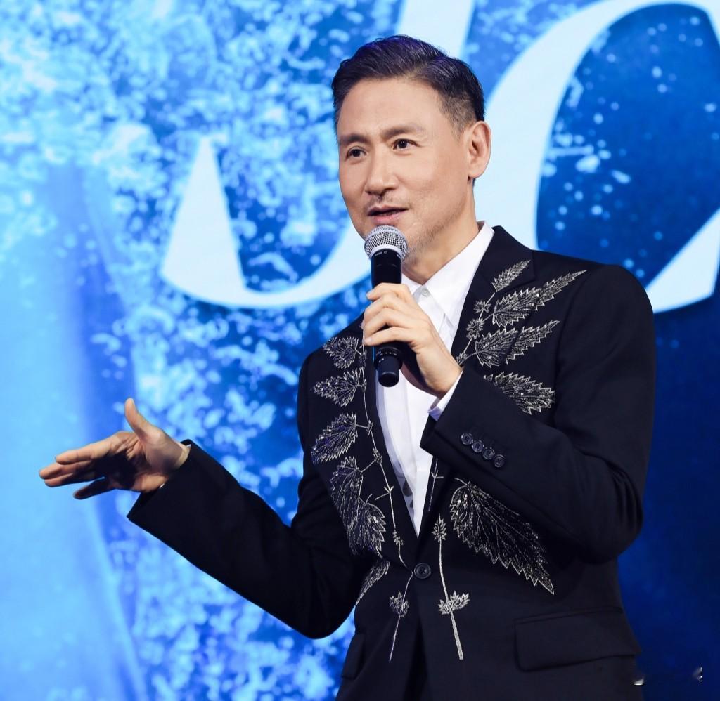 主持人问张学友:“你介意演疯狂的喜剧吗？”张学友说:“我不介意，而且还有点喜欢。”主持问:“为什么？”

张学友说:“平常很少可以那么疯疯癫癫的讲话，颠三倒四的、乱七八糟地做事情。

其实演疯狂的喜剧蛮好玩的，我最喜欢演周星驰的喜剧。”

很多演员都喜欢演周星驰的喜剧，是因为向往角色的生命力。

周