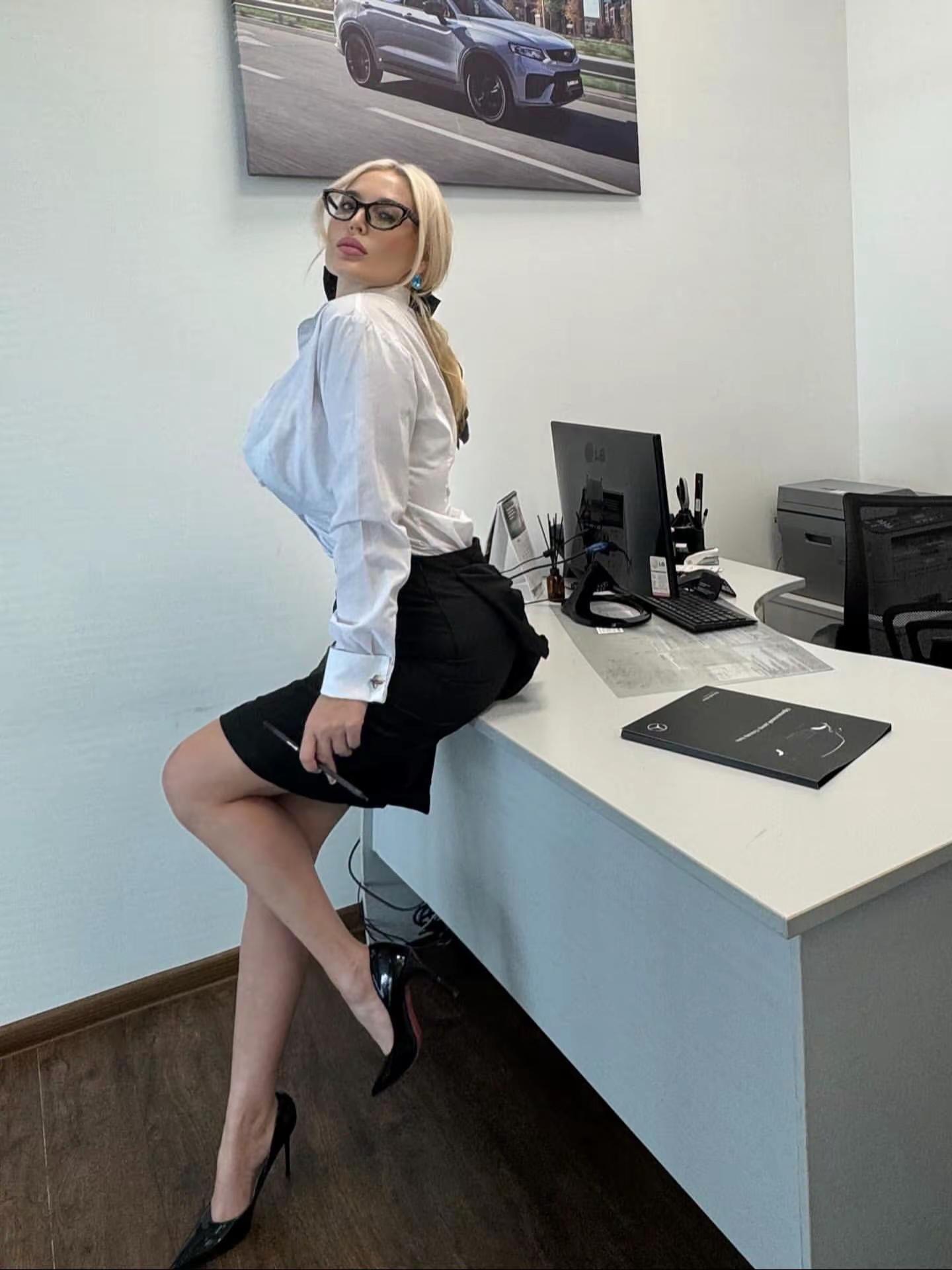 <p>拍照姿势 黑色系穿搭 秘书小姐姐 秘书穿搭 辣妹穿搭 <!--{...