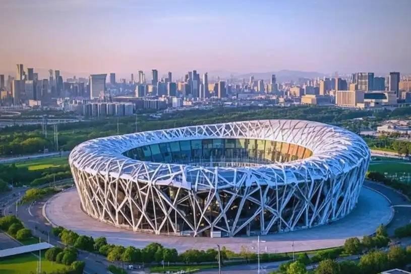 鸟巢要拆了。这消息你肯定刷到过。2026年8月，运营方发了一份8000万的招标公告，升级强弱电、消防、空调，为2027年世界田径锦标赛做准备。被人掐头去尾，传成“鸟巢要拆”。官方出来辟谣：从未有过任何拆除规划，设计使用年限100年，钢结构不碰。
而这座“要被拆掉”的场馆，2025年一年营收突破5亿，