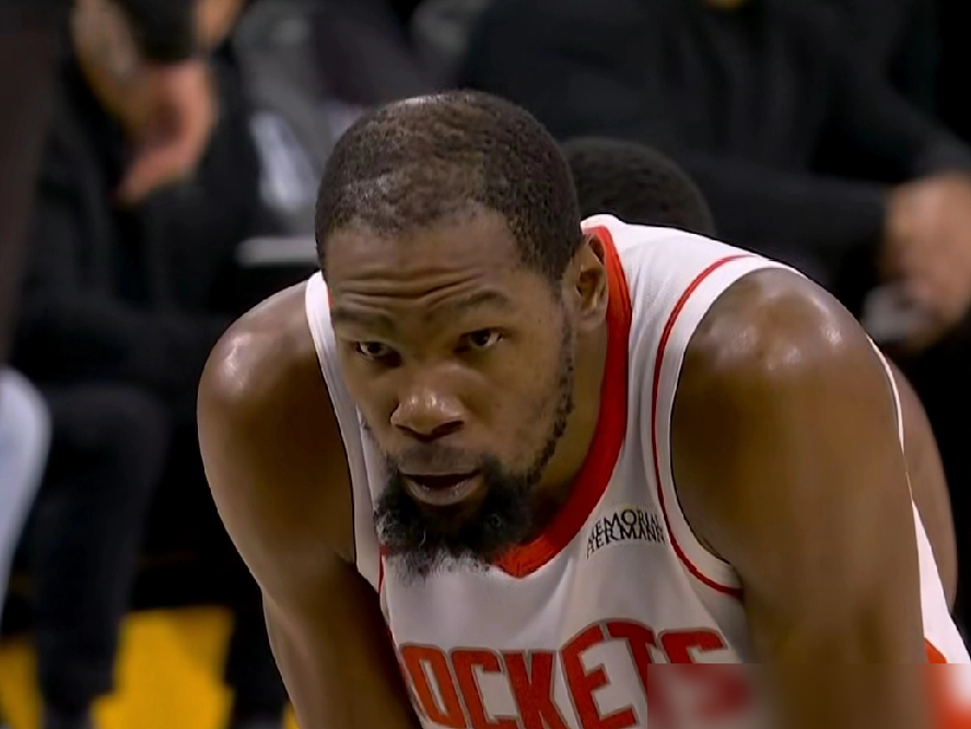 37岁的杜兰特，上半场20分，下半场3分。 刚达成季后赛5000分里...