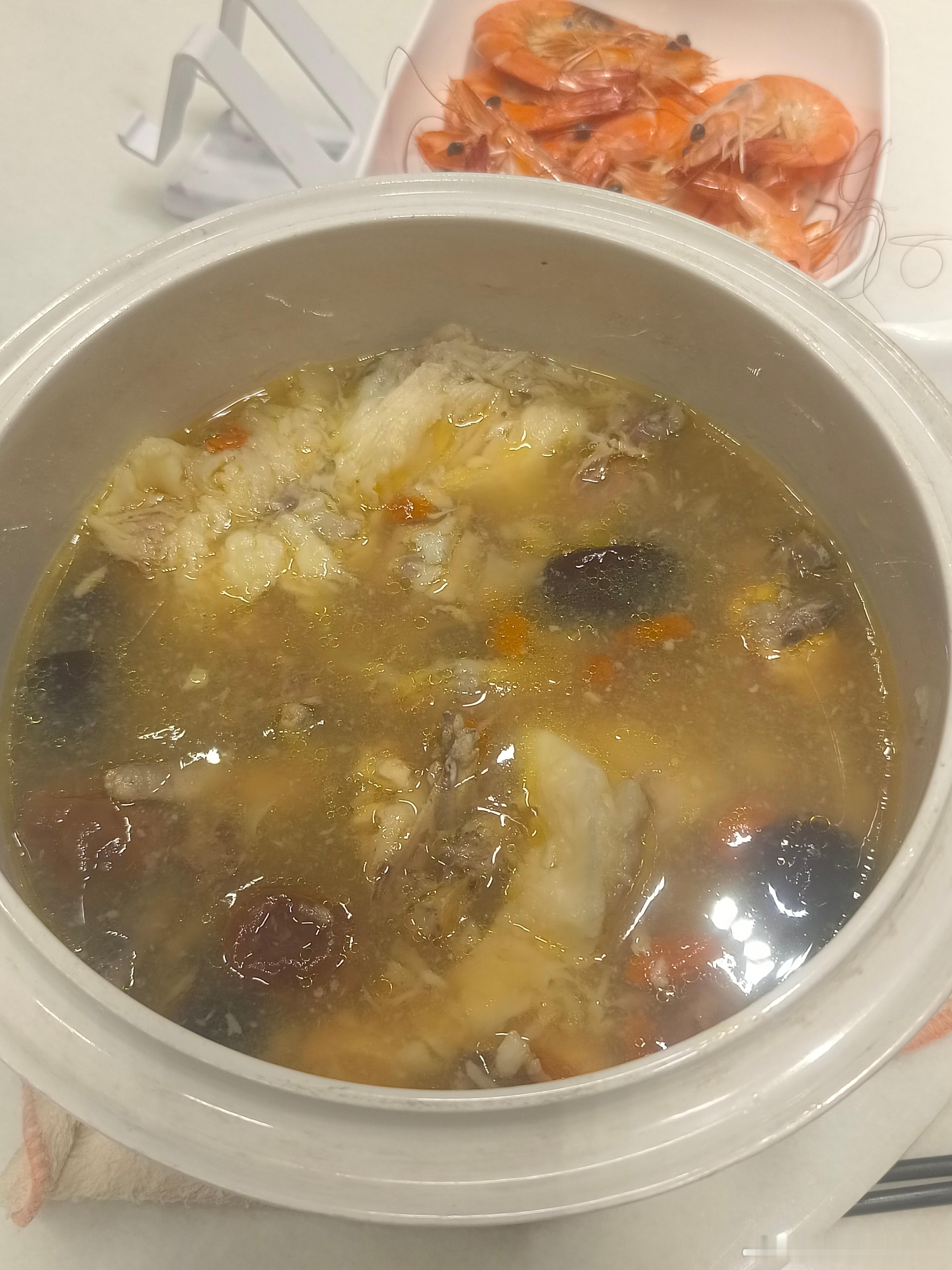 中秋快乐呀~
P1和P2是公司中秋发的礼品还有个小灯笼
P3中秋前一天公司中午吃自助餐嘻嘻，银行伙食真好
P4弟弟煮的火鸡面好吃
P5和某位姓朱的小美女 下午吃了海底捞之后喝了她推荐的王林苹果冰茶 味道好极了[点赞][点赞][点赞]
P6九月份转正买的座椅靠背，好舒服我还是太会买啦~每天上班都好开心[微笑] ​