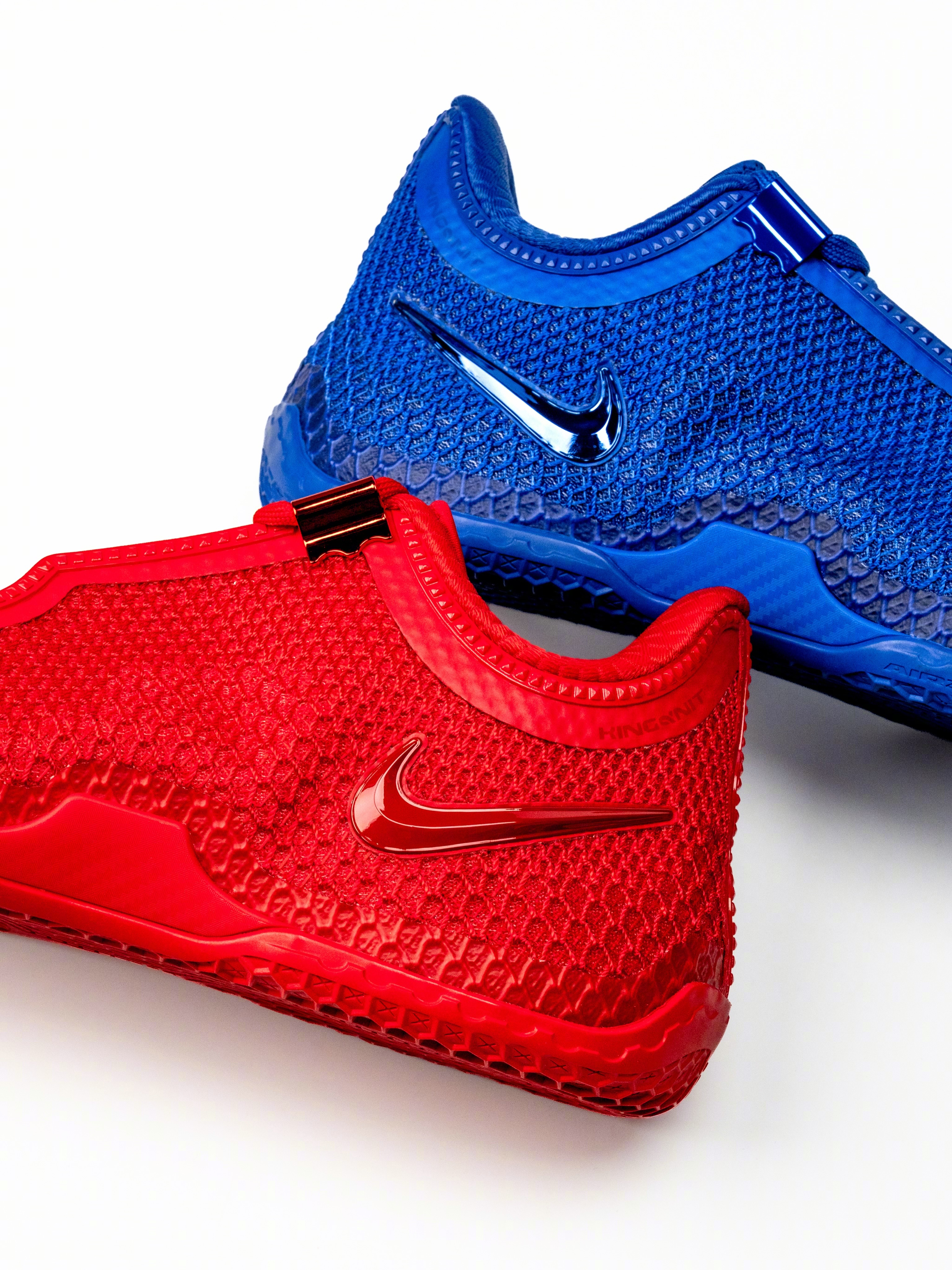 #NBA鞋视角# 

Nike LeBron XXIV「Philly」

詹姆斯今天#76人29分大逆转骑士# ​​上脚的是LeBron 24「费城」限定配色，一红一蓝的鸳鸯设计，仅在费城「The Chosen 2ONE5」快闪空间亮相的超限量76双的限定配色，「215」是费城的区号🔴🔵

📷：Stevenatto ​​​