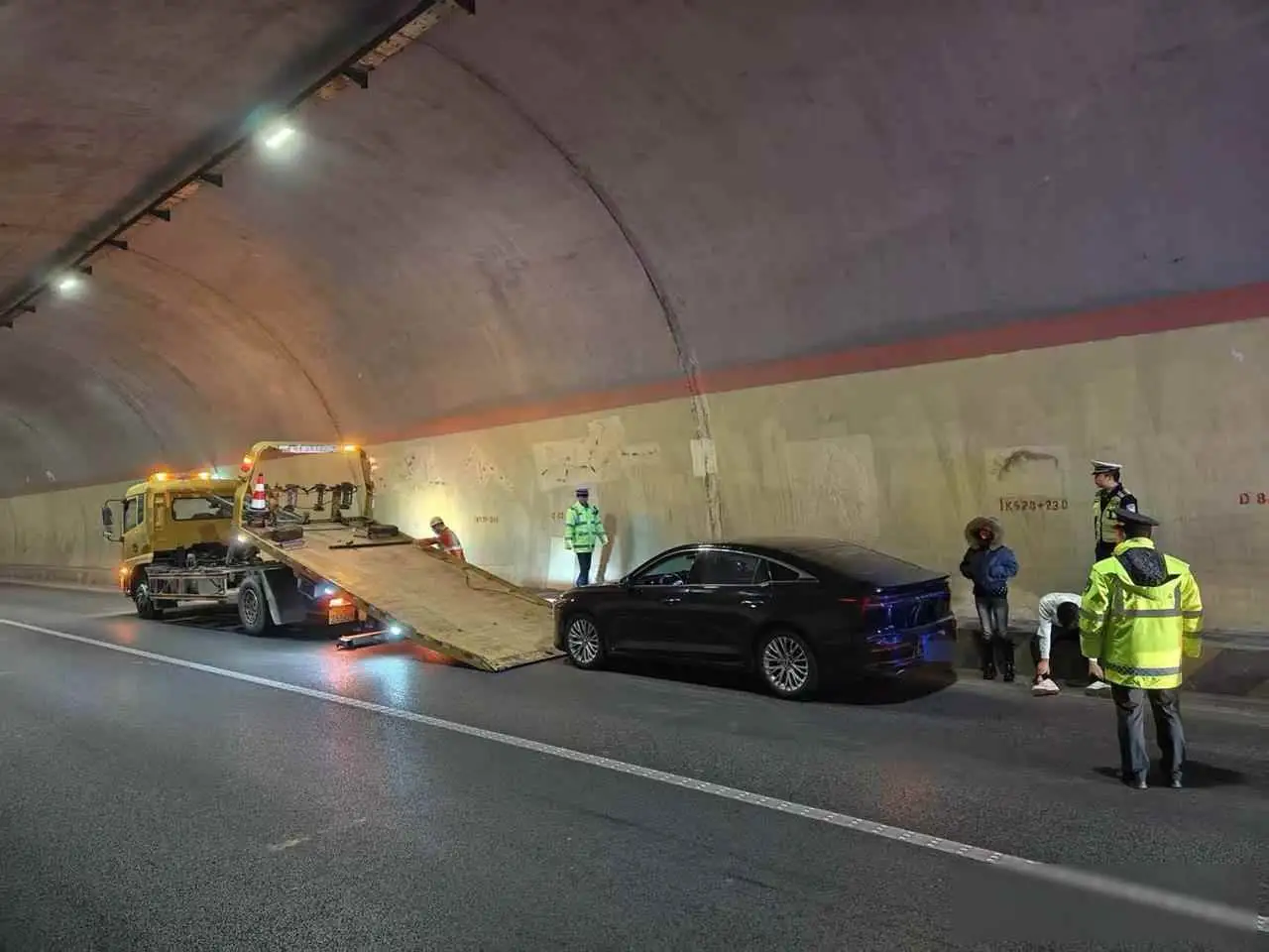 高速狂奔490公里司机要求退车退款 在高速公路上，司机以490公里的速...