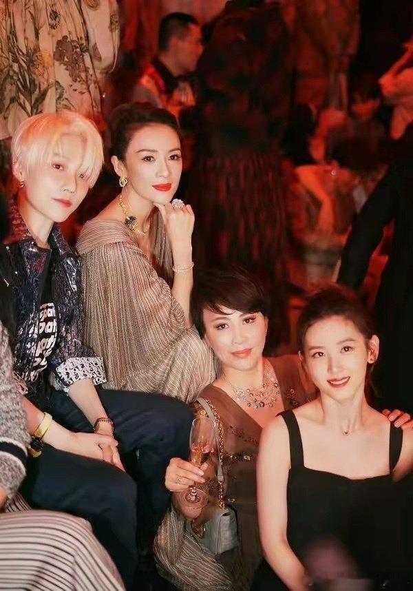 奶茶颜值很顶啊，和章子怡刘嘉玲合照也不输 ​