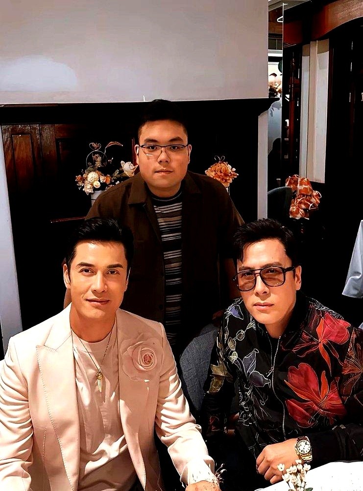 70岁吕良伟带25岁儿子去甄子丹家吃饭，硬是把父子走成了兄弟。同桌59岁的苏永康，反倒更像长辈。

他这状态让满座皆惊：黑发浓密，腰背笔挺，没一丝疲态。饭桌上聊起近况，人家刚拍完好莱坞喜剧，全英语对白，演个爱追洋妞的花花公子，片子还要送展戛纳。

这哪是天生不老，全是靠狠活。看看他的寒露日常：饭前喝