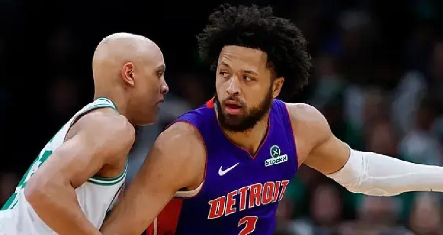 新赛季揭幕战还没正式开打，ESPN给出的胜率预测直接把火药味拉满了。
三场硬仗，主队胜率清一色卡在52%到53%之间，这几乎就是明着告诉大家：谁输谁赢全看临场咬不咬得住。
最让人坐不住的肯定是尼克斯迎战76人。
上赛季刚捧杯的卫冕冠军，揭幕战就要碰上彻底掀桌子的费城。
休赛期把布朗和老詹一并