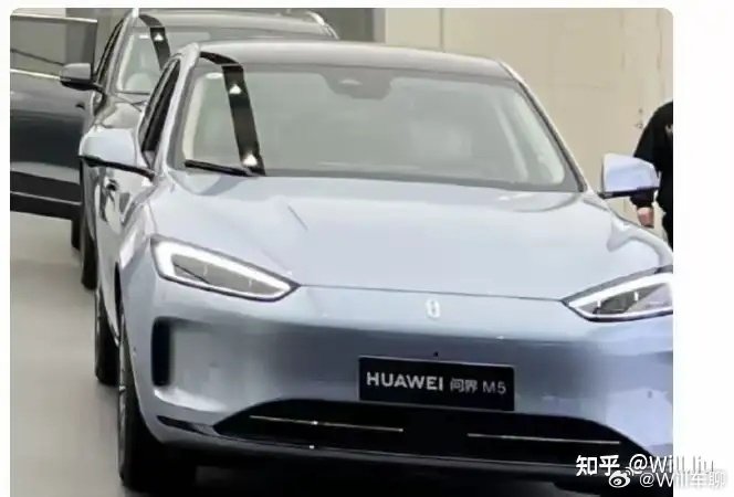 想起之前在华为店里拍的一张老图。

HUAWEI 问界 M5。

那个时候，华为和赛力斯是绑在一起的，一荣俱荣一损俱损，赛力斯要走高端，华为要推典型，大家一起努力，通力合作赚钱。

一晃到了今天，华为还是在赚钱。 ​