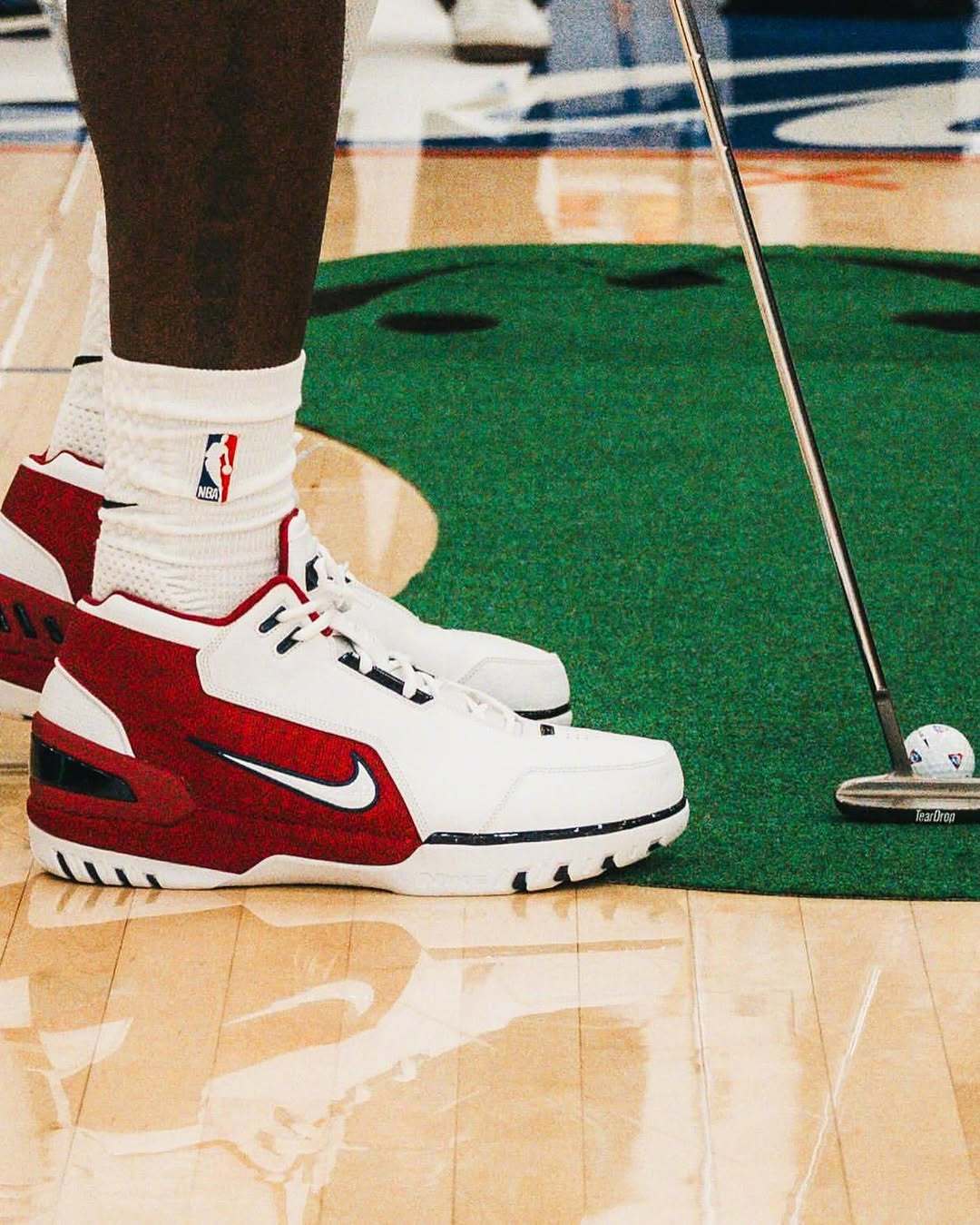#SoleWatch[超话]# 没穿24，詹皇媒体日选的这双AZG，怎么有点形成职业生涯“闭环”的感觉呢？ 
#肖战王一博提名华鼎奖# #詹姆斯 76人# ​
