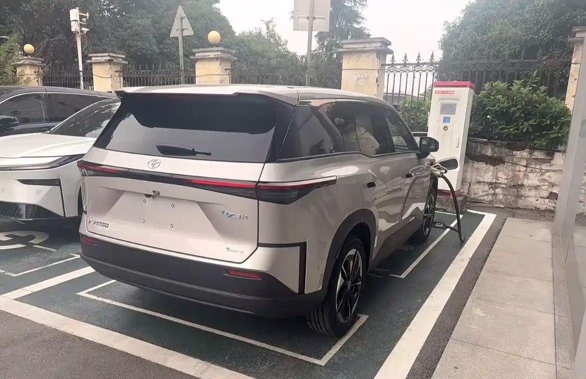 预算十几万想买一台省心SUV，可以看看广汽丰田威兰达。TNGA架构打造，底盘稳，7气囊安全配置到位。混动版本油耗低，日常通勤、周末短途自驾游都合适。外观耐看不容易过时，后期养护成本不高，保值表现在线。
15万左右SUV，你更看