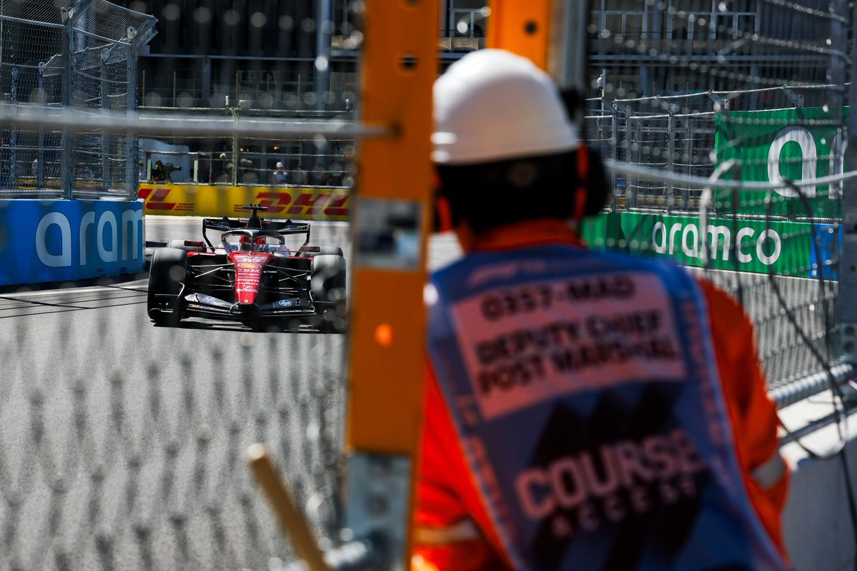 #2026F1西班牙大奖赛# LAP 45/57

夏尔目前还未执行进站，搭载硬胎仍处于领先位置🇪🇸

#法拉利F1车队[超话]##F1[超话]# ​