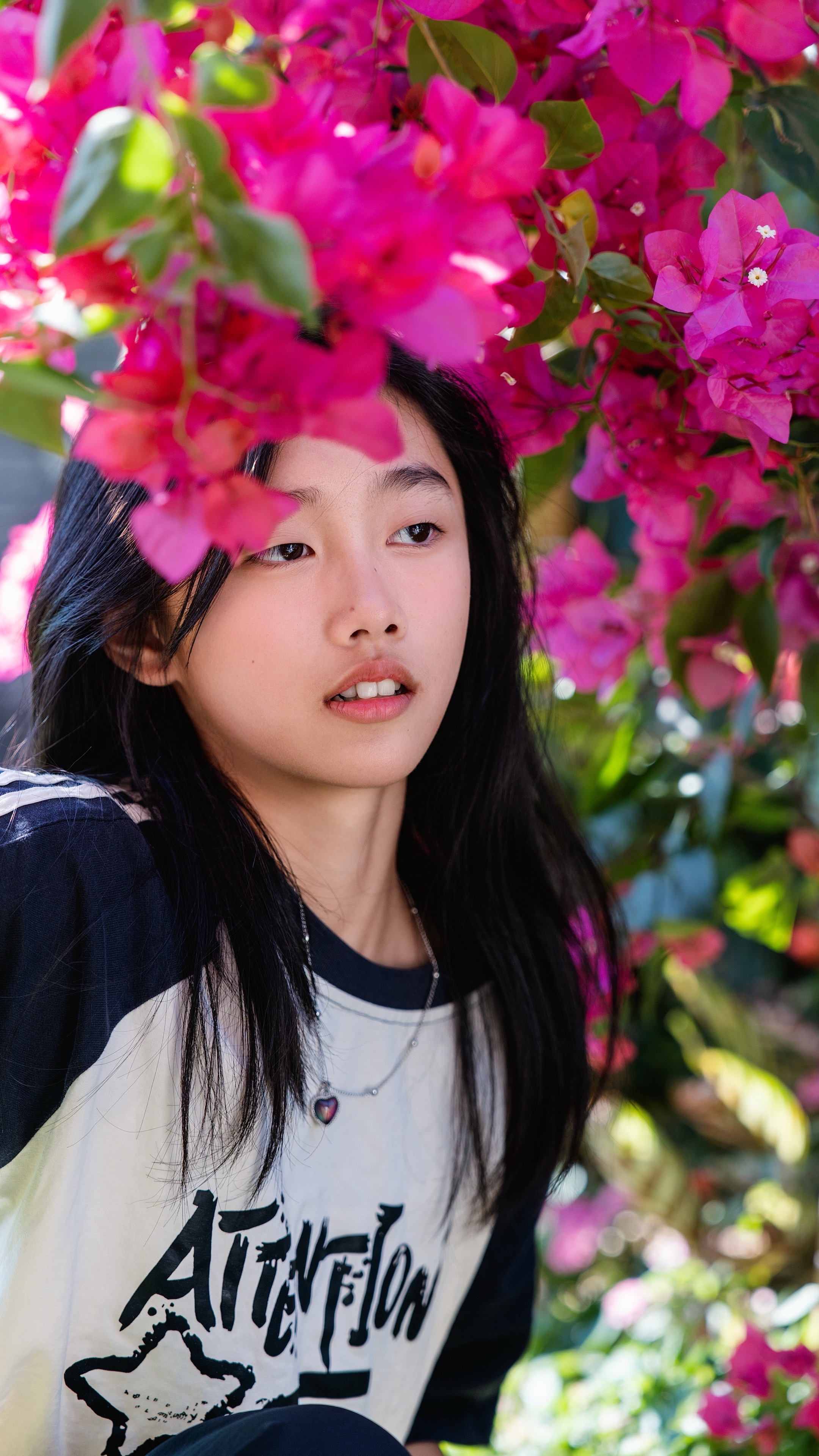 今天的外拍模特小姐姐也太好看了吧！📸 镜头感十足，随便一站就是大片质...