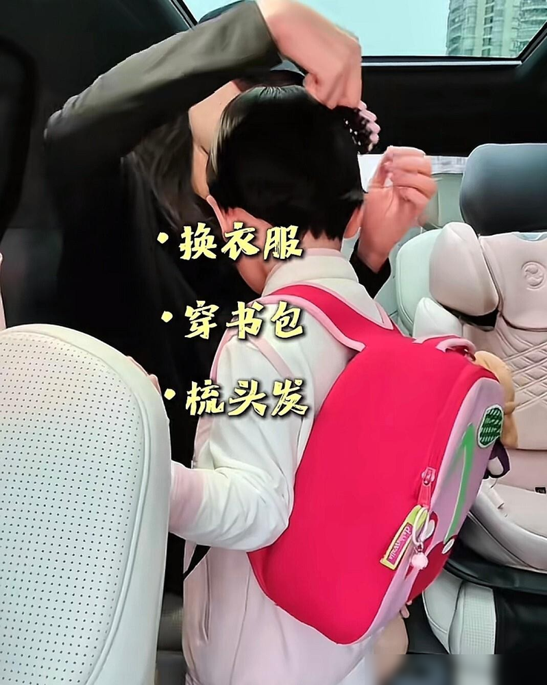 41岁孙骁骁，挺着二胎肚子，每天8点准时把3岁闺女塞进车里喂饭。
不是作秀，就为了让孩子多睡半小时，刷牙、梳头、贴贴纸全在车上解决。送完孩子她转身去健身房，不练马甲线，就图出身汗，说这样带娃腿不抖。
任重在外拍戏，给自己立了条死规矩：离家不超过三天。少赚多少他不算，回家先搂孩子。
一个把健身房