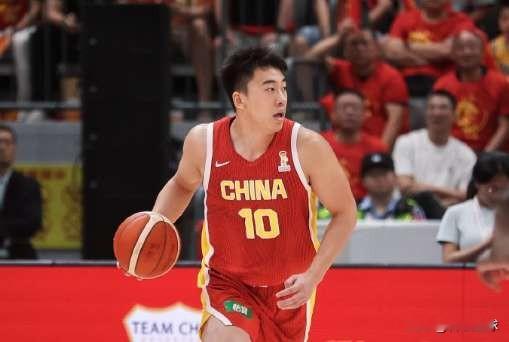 消息坐实！不久之前，有媒体人爆料NBL香港金牛队已经与一位现役中国男篮国手达成加盟协议，但没有公布具体姓名。而随着今天香港金牛队公布了新赛季球员报备名单，答案最终揭晓：目前正在美国征战NCAA的国手前锋王俊杰出现在名单中，证实了他的去向。

王俊杰即将在新赛季开启在美国大学的最后一个赛季，按照他目前