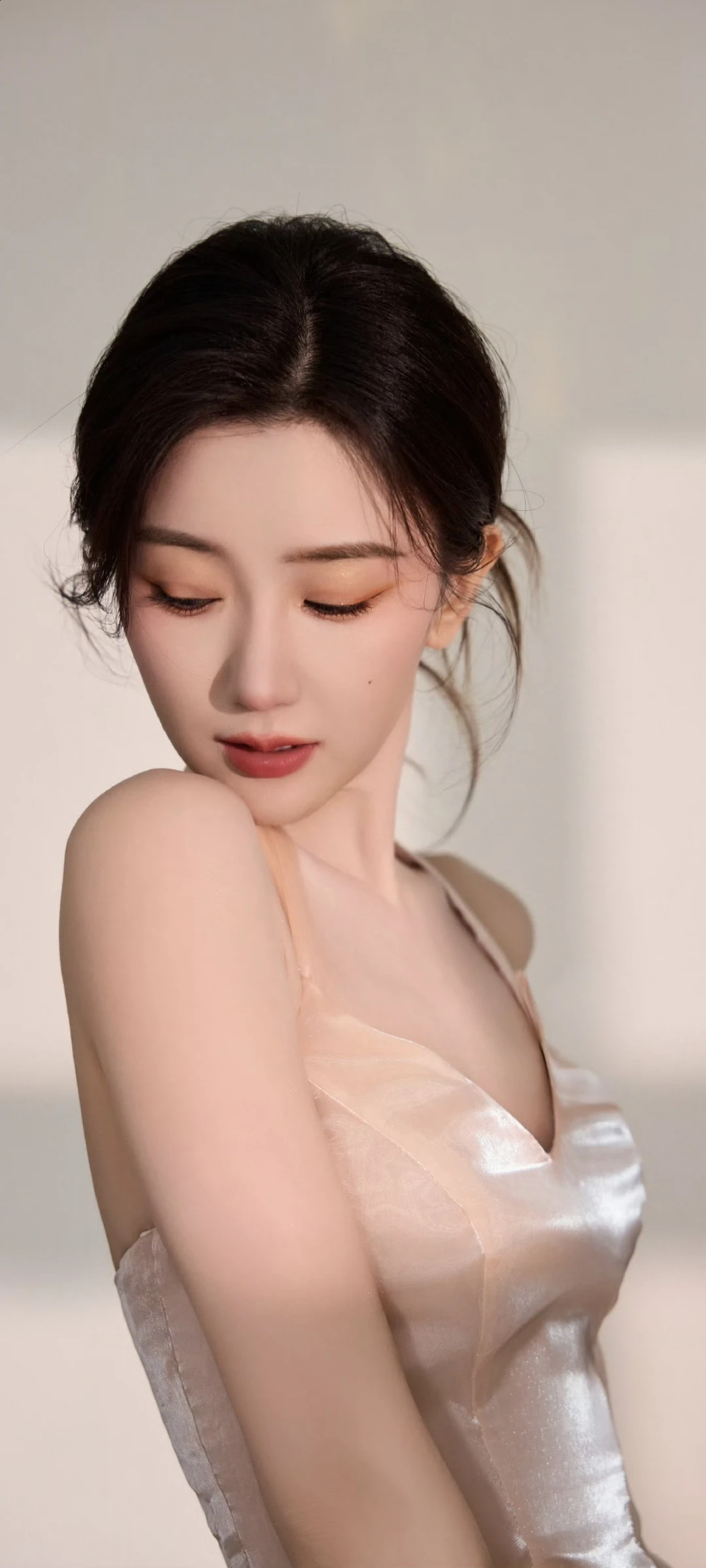 毛晓彤壁纸～
一身藕粉色珠光挂脖长裙，搭配松散低盘发，温柔感直接拉满。