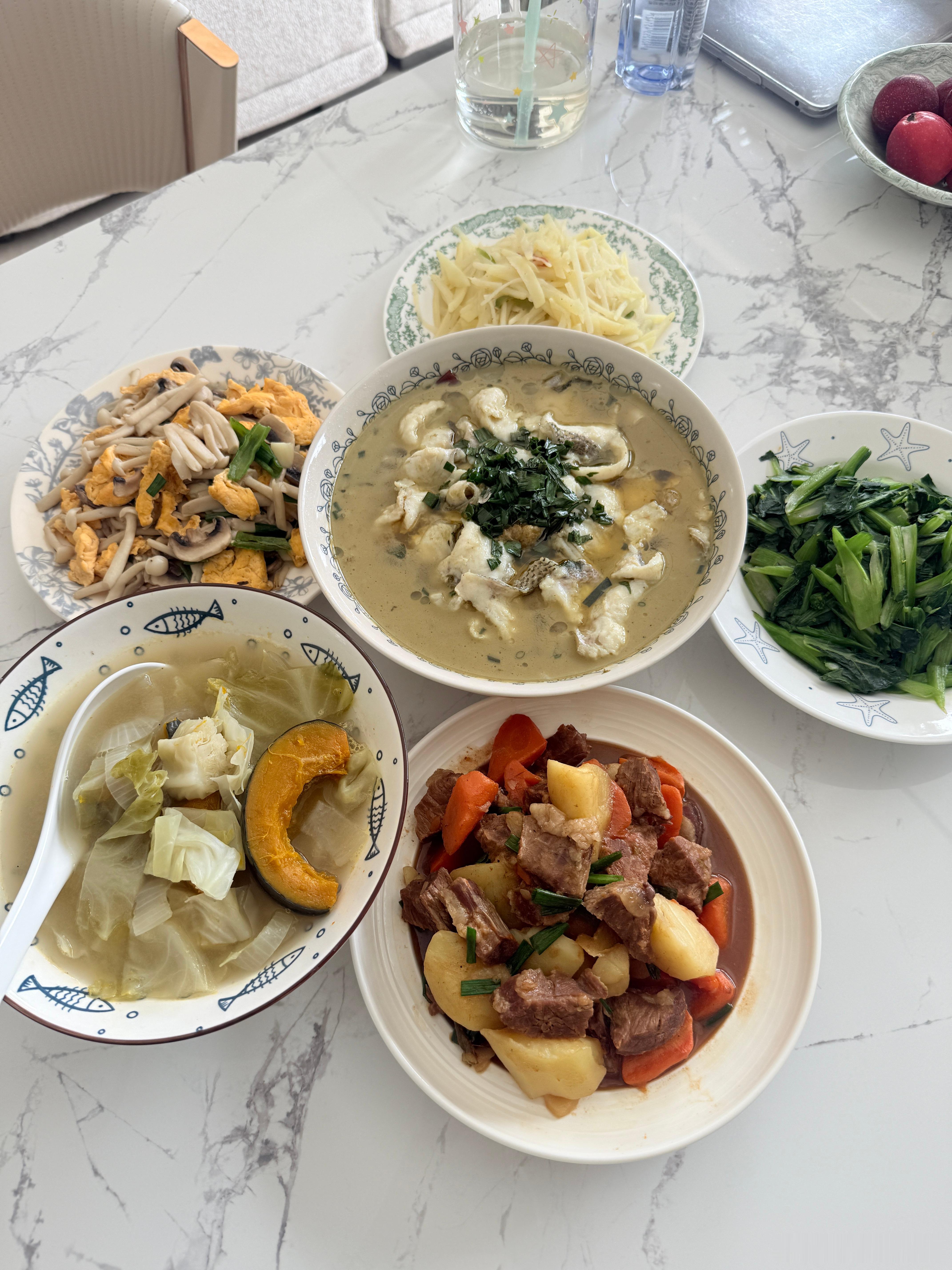 今天试岗阿姨做的饭菜让我这个不挑食的人，感觉到人生无望海鲜菇炒蛋，这两个我都爱吃的食物组合到一起，难吃到不敢置信，尝了一口腥到我直接没胃口了酸辣土豆丝没熟、菜心炒黄了、哈佛蔬菜汤煮得像猪食、土豆牛肉的牛肉硬的咬不动唯一可以的酸菜鱼，是买的酸菜鱼料包再三叮嘱我们家小猫多，开关门一定要注意，结果阿姨直接开了负一楼的门忘记关，真的神了然后我俩临出门前疯狂找猫，还好都找回来了。