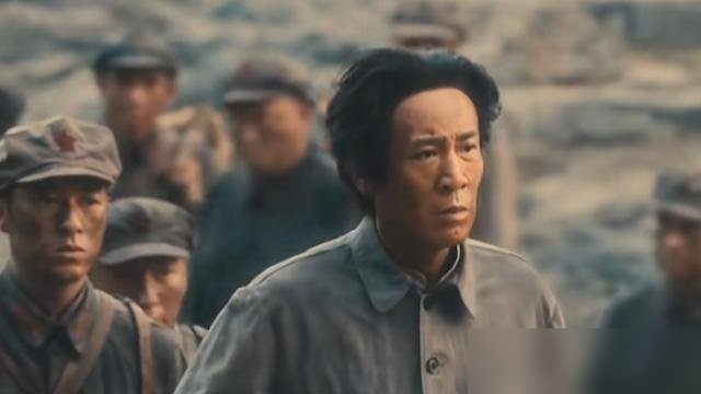 本来都戒了这题材，结果半夜手滑点开一集，直接熬到天亮。
《嫁金钗》开播半小时热度破7000，次日干到9021，猫眼灯塔云合三榜全第一。上线4天，优酷单日下载量直接涨了12.6万。
田曦薇这张脸，放这剧里就是硬通货。每段结局你早猜到了，可它就是有本事让你一集接一集点下去。
别人扑街它爆款，别人注
