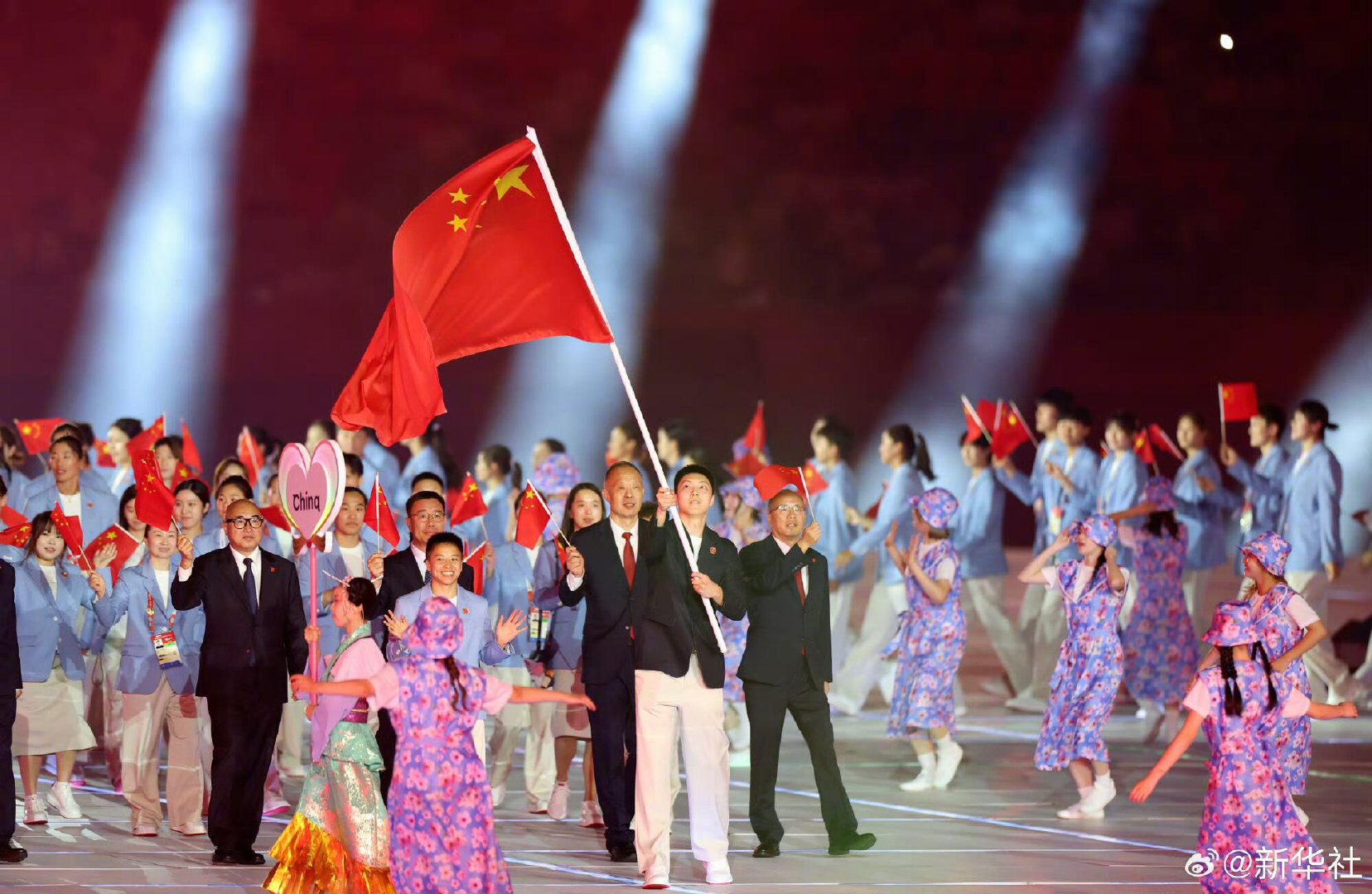 #大批观众错过中国队开幕式入场##亚运会开幕式 诡异##亚运会[超话]# 名古屋亚运开幕式又添尴尬一幕，安检设备突发故障造成入口大堵，很多观众苦等许久才进场，遗憾没能看到中国代表团入场。 ​