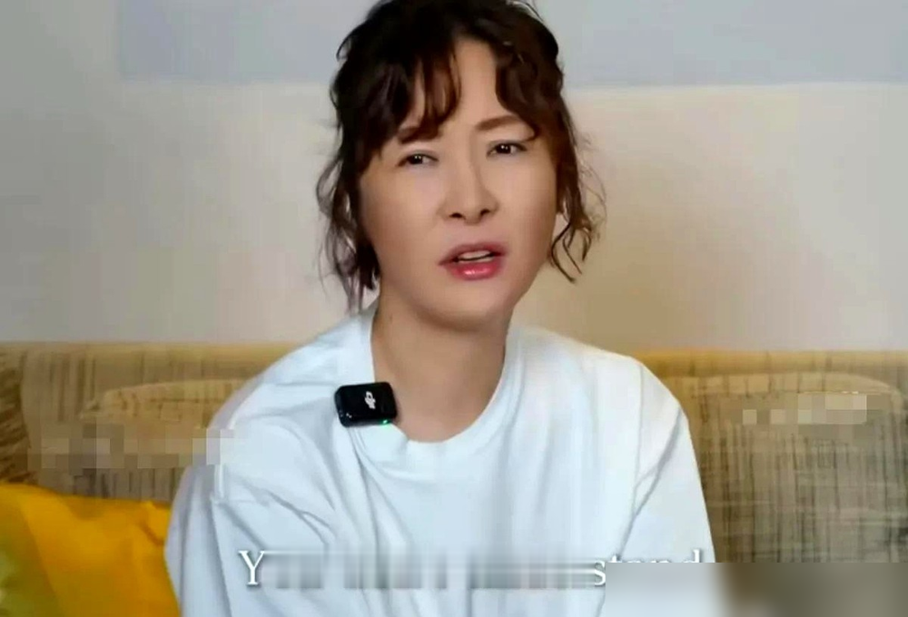 54岁柯蓝被人劝生孩子，她一句老了还贱兮兮的，直接把天聊死了。
吴大维劝她：人家60岁照样生。柯蓝回怼，一点面子没留。
很多人不知道，她11岁就确诊强直性脊柱炎，还带哮喘。医生当年说她活不过38岁。这病遗传，疼起来要命。
她跟黄志忠十几年，不婚不育，不是矫情，是不想拉个孩子一起受罪。
遗嘱都