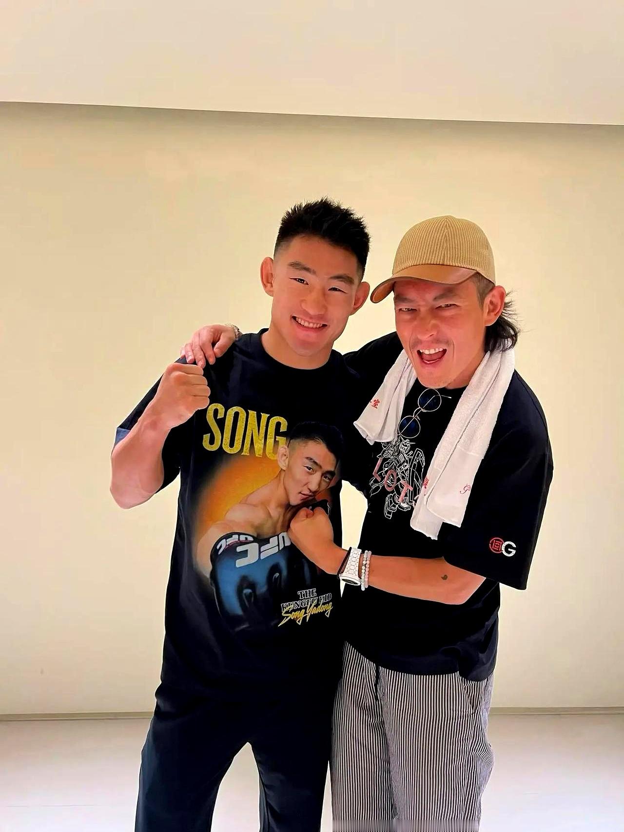 夜里，UFC格斗之夜重返上海时，ins乐园的人潮像潮水。
王嘉尔、黄景瑜、陈赫、释小龙、陈冠希现身，星光把拳台边的灯都比下去。

为“亚东”庆功的一刻，欢呼一浪接一浪。
当文娱和格斗握手时，味道就有点微妙。
有人担心饭圈化，有人说体育也需要流量。

拎着票根站在角落时，听见年轻人聊腿法，老粉却盯着谁