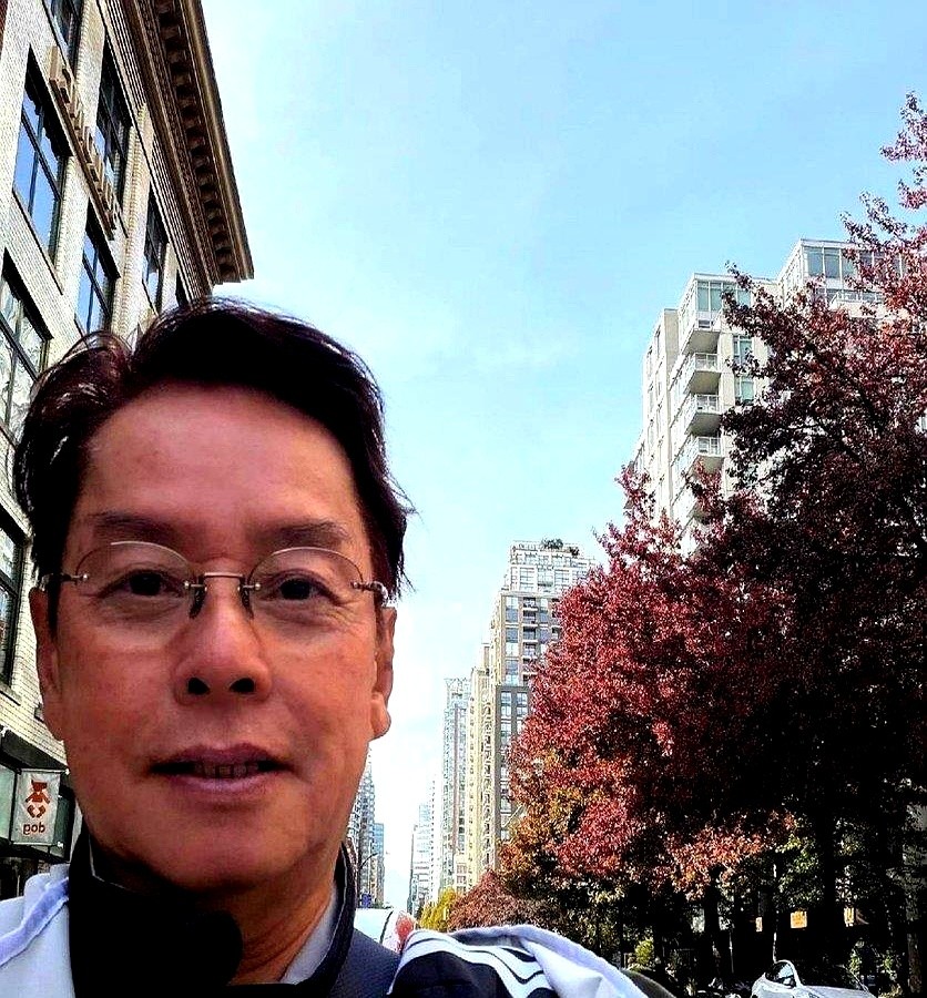 刚在红馆连开十场收工，76岁谭咏麟转头就飞了温哥华。

没带保镖没搞排场，顶着红发穿白风衣，在街头喝咖啡听弹唱。

他去看32岁的儿子谭晓风。儿子是牛津硕士，在当地做软件工程师，压根不碰娱乐圈。

面对记者催婚抱孙，老爷子乐呵呵笑回：“还没结婚，边有咁快。”对儿子女友也就淡淡一句“几好”。

台前万
