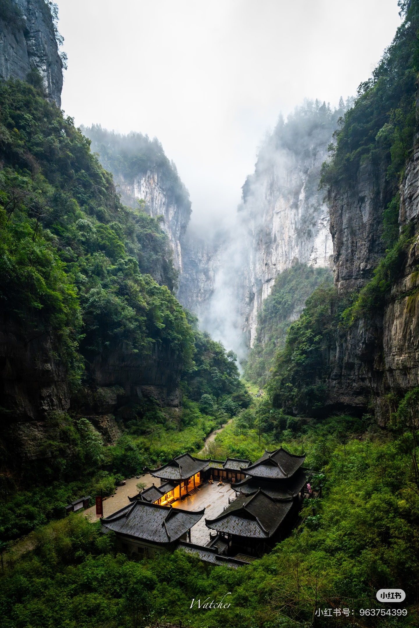 过去20年，中国的高铁高速公路发展迅猛，配套也改善很大，去一些景区方便很多。重庆郊区可逛的地方不胜枚举，武隆的天坑（天生三桥）算一个。2008年第一次来重庆，因为看了张艺谋的《满城尽带黄金甲》，我特意往这个取景地跑了一趟，图中这个驿站就是电影中出现的，为了张艺谋拍电影专门修建的。后来这 ​