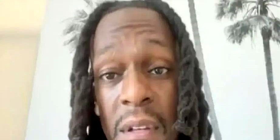 詹姆斯主动拿低薪，不是老了打不动，而是换了种活法。

外界盯着“四巨头”的合同看，隆多却看透了门道——詹姆斯现在要的是绝对的节奏掌控权。

看看他身边的恩比德和马克西。他不找刺头，专挑性格温和的搭档。

更衣室里没人摔毛巾，他就能安稳地坐在幕后当总指挥。平时的比赛让出球权，到了要命的关键回合，战术怎