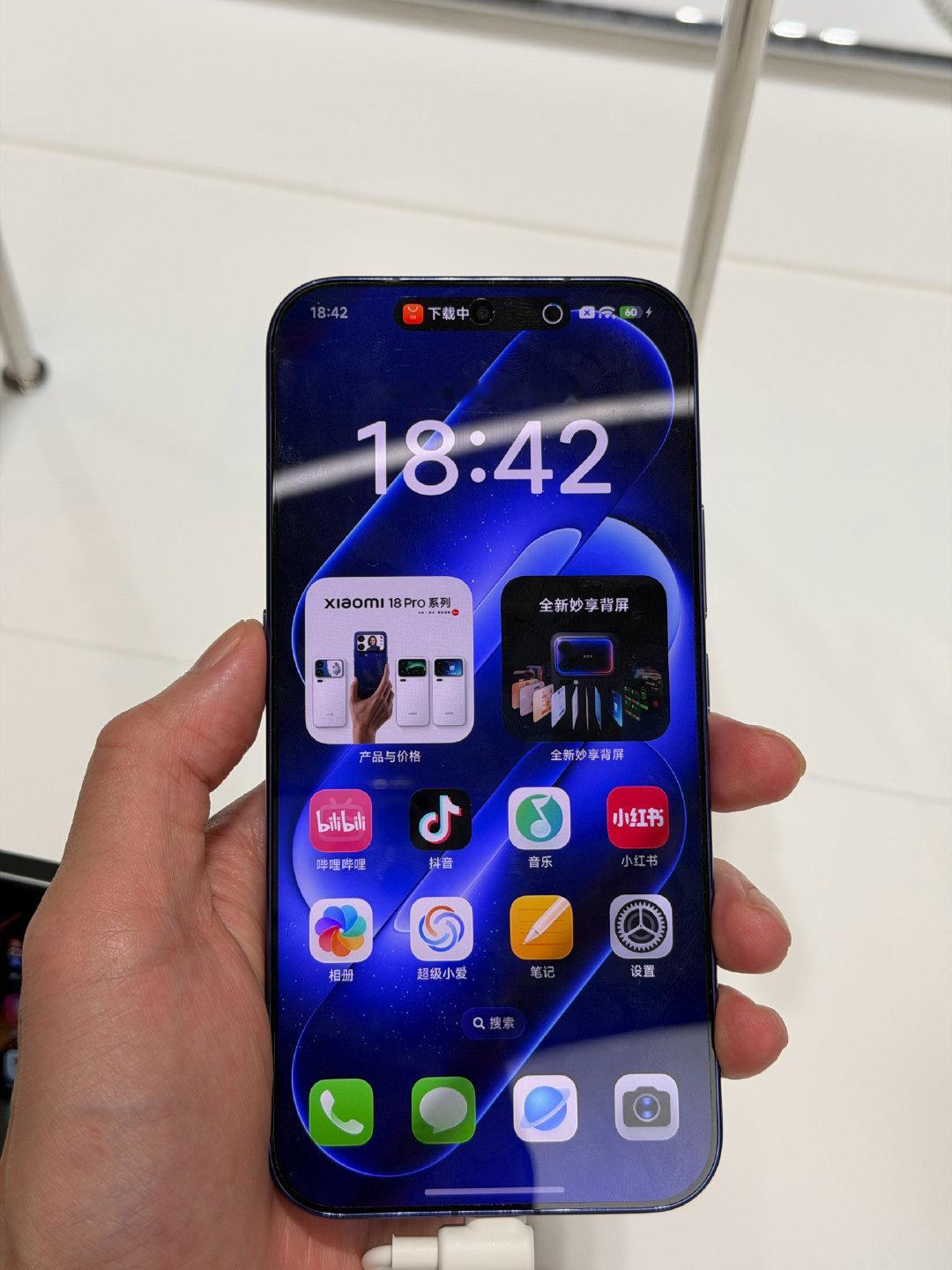 小米OPPO VIVO的旗舰机都上了，这三台你们会选哪一台？小米这个背屏感觉亮度有点低，不知道是不是为了省电和发热控制，反正视觉效果看着一般，下一代还会坚持这个设计吗？我感觉可以把这个钱省下来放到别的配置上会更好一点吧。 ​
