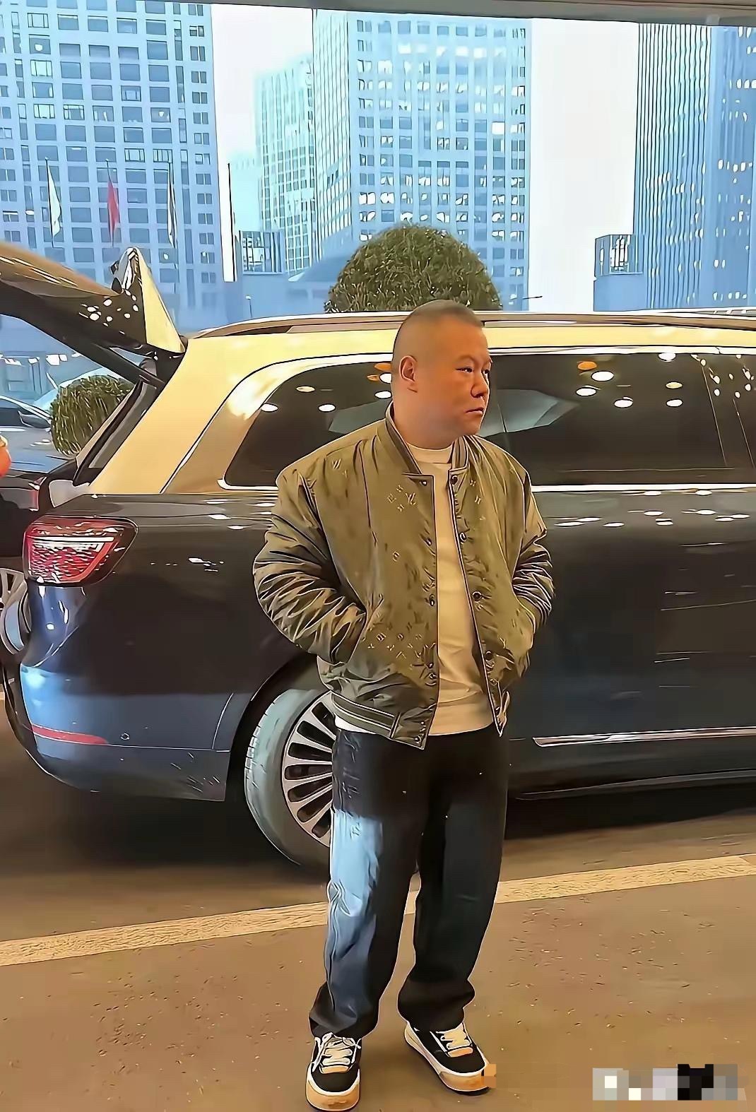 看着平平无奇，一身穿搭全是硬通货我第一眼还以为就是普通日常出门的打扮...