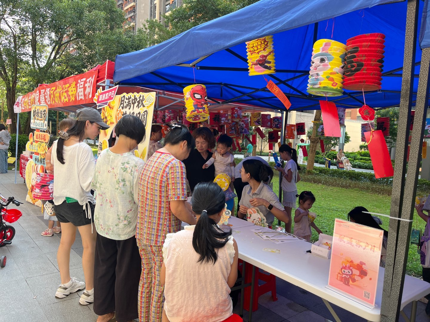 中秋的仪式感，被中山联通送到家门口啦！
猜灯谜、折灯笼、兑小礼品，小朋友们玩得开心。讲业务、普反诈、答疑惑，居民们也收获满满。传统民俗+便民服务，热闹又实用。把服务做进社区，把温暖融进节日，这才是“联通好服务 用心为客户”的具象化。#中国联通客户日##联通好服务 用心为客户# ​