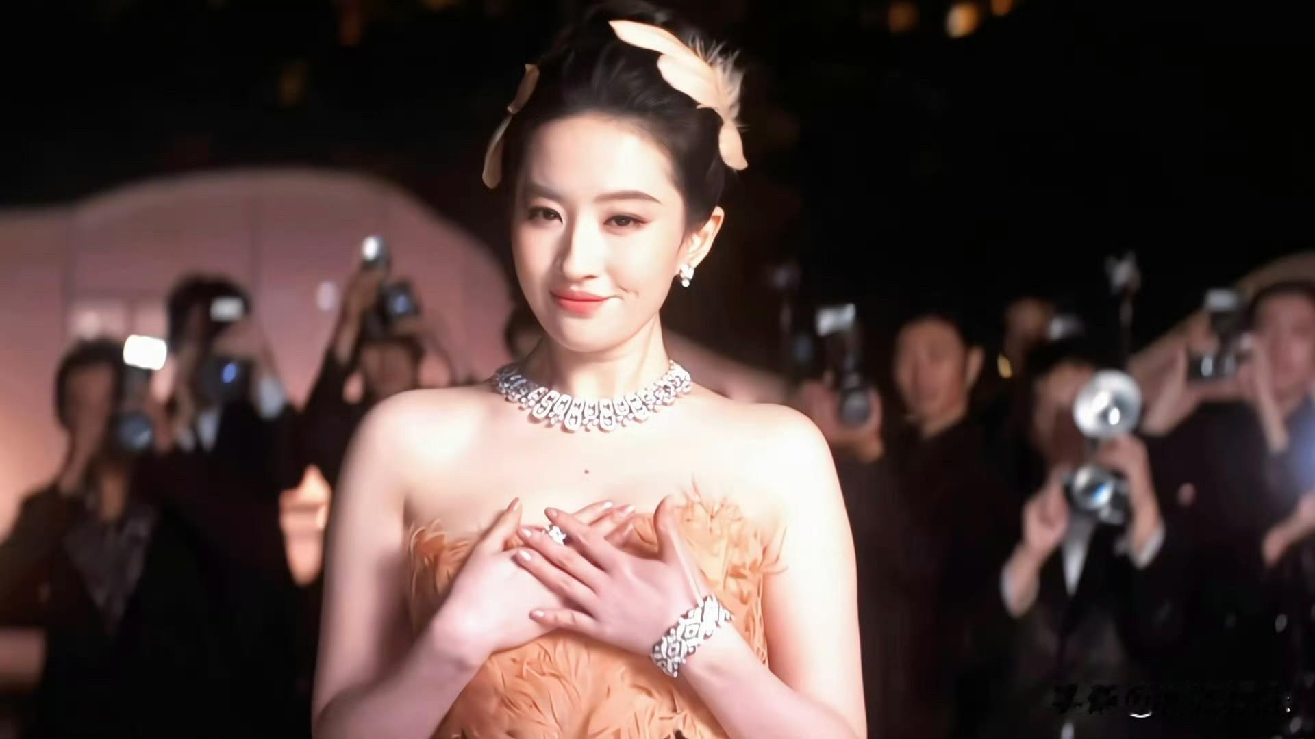 VOGUE盛典名场面来了，美人同框，谁惊艳谁翻车？

昨晚VOGUE盛典红毯真的太热闹了，一众女明星轮番登场，卯足了劲比拼。每个人的礼服、妆造风格完全不一样，有的温婉雅致，有的明艳霸气，还有的造型大胆前卫。
镜头面前状态差别也很明显，有人从容松弛，拿捏镜头得心应手；也有人略显拘谨，没能放开。
这么多