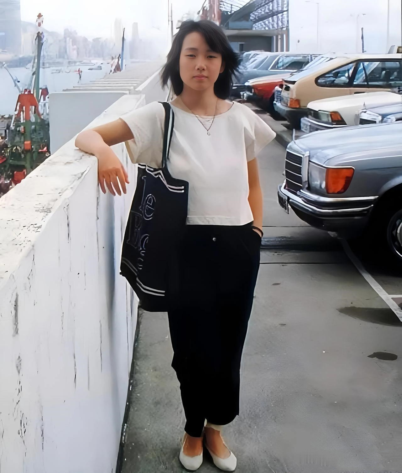 当年还是18岁的香港歌星林忆莲，在尖沙咀海运大厦停车场为音乐杂志拍的宣传照