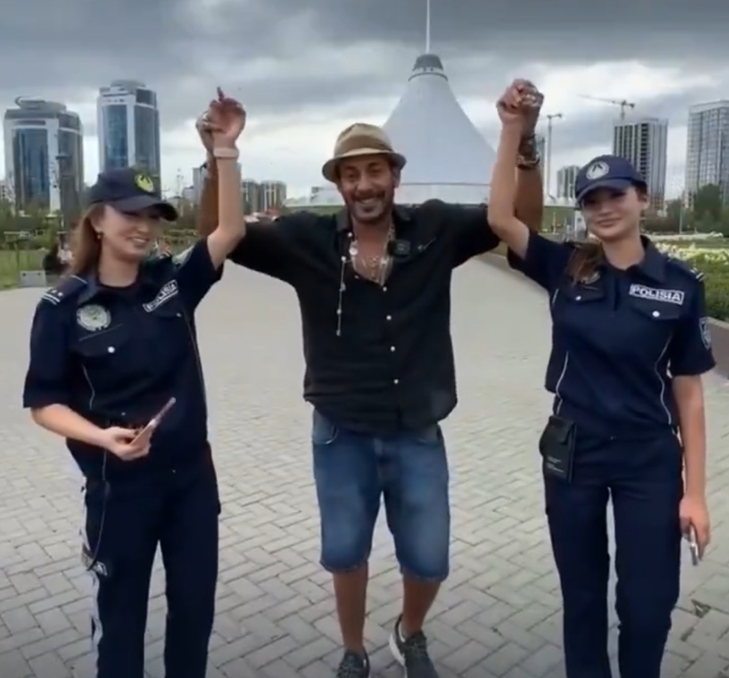 虽然这两位美女警察有点无辜，被拖下水的感觉。但不得不说，纪律这根弦果然是任何时候都要绷紧啊！
埃及旅行博主哈加戈维奇在哈萨克斯坦首都阿斯塔纳街头与两名正在执勤的哈萨克斯坦女警一起拍摄视频，将其中一名抱起转圈，还拉着两名女警的手互动。
阿斯塔纳警方迅速开展内部调查，认定涉事警员在岗期间违背职业伦理，损