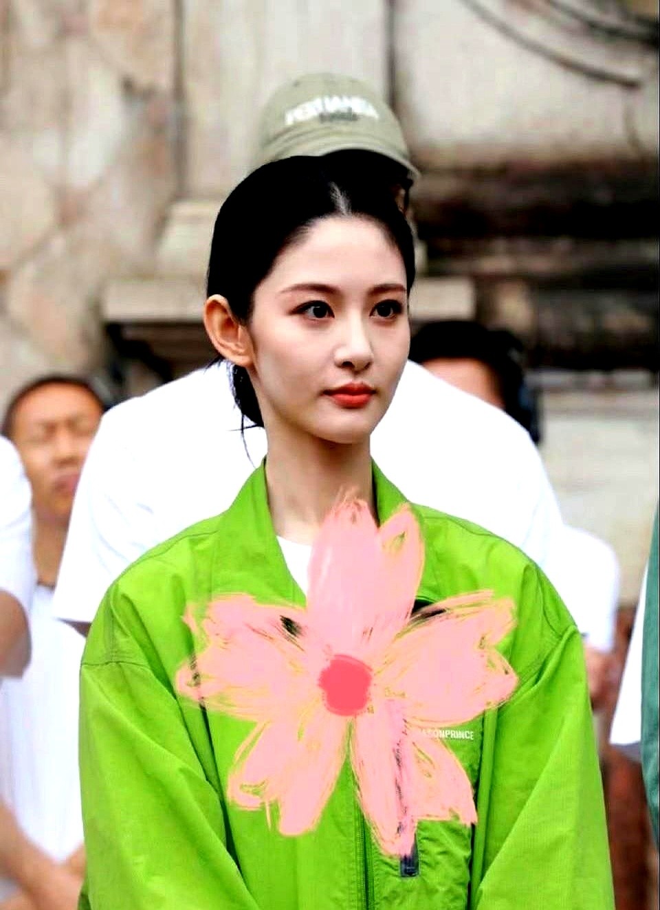 两年时间，从端茶倒水的背景板丫鬟，直接翻身手握4部大女主戏。

昨天赵晴的新现代剧刚掀开红布，男主搭档金瀚。这还没完，和官鸿的古装剧前脚刚杀青，手里还捏着搭档周柯宇的定制大戏。等到了年底，还有一部S级古偶等着她进组。

这档期排得连轴转。老板看准了人，真金白银的资源直接往上砸，剧本量身定制，各路男星