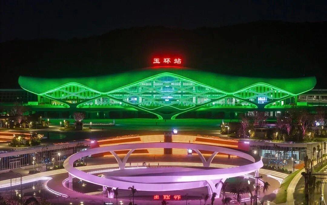 #台州玉环站#近日，台州市玉环站正式投入运营，这座极具设计美感的高铁站，终结海岛县城不通铁路的历史，助力玉环迈入高铁时代。车站设计融合本地地域特色，流线型站房美观大气，高效运力大幅拉近玉环与各地的时空距离。高铁开通带动文旅、通勤、商贸全方位发展，为海岛发展注入全新动能。一条高铁联通 ​