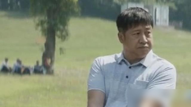跑了16年龙套，演谁像谁，这脸你绝对记不住。
《士兵突击》里他是硬汉高城，一口一个“不抛弃不放弃”，吼得人热血上涌。转头《小城良方》里，他又缩着脖子弓着腰，活脱脱一个被日子磨平棱角的小市民。
最狠的是，你看完两部戏，愣是反应不过来这是同一个人。没有热搜，没有绯闻，全靠一场场戏硬磨。跑龙套那十六年
