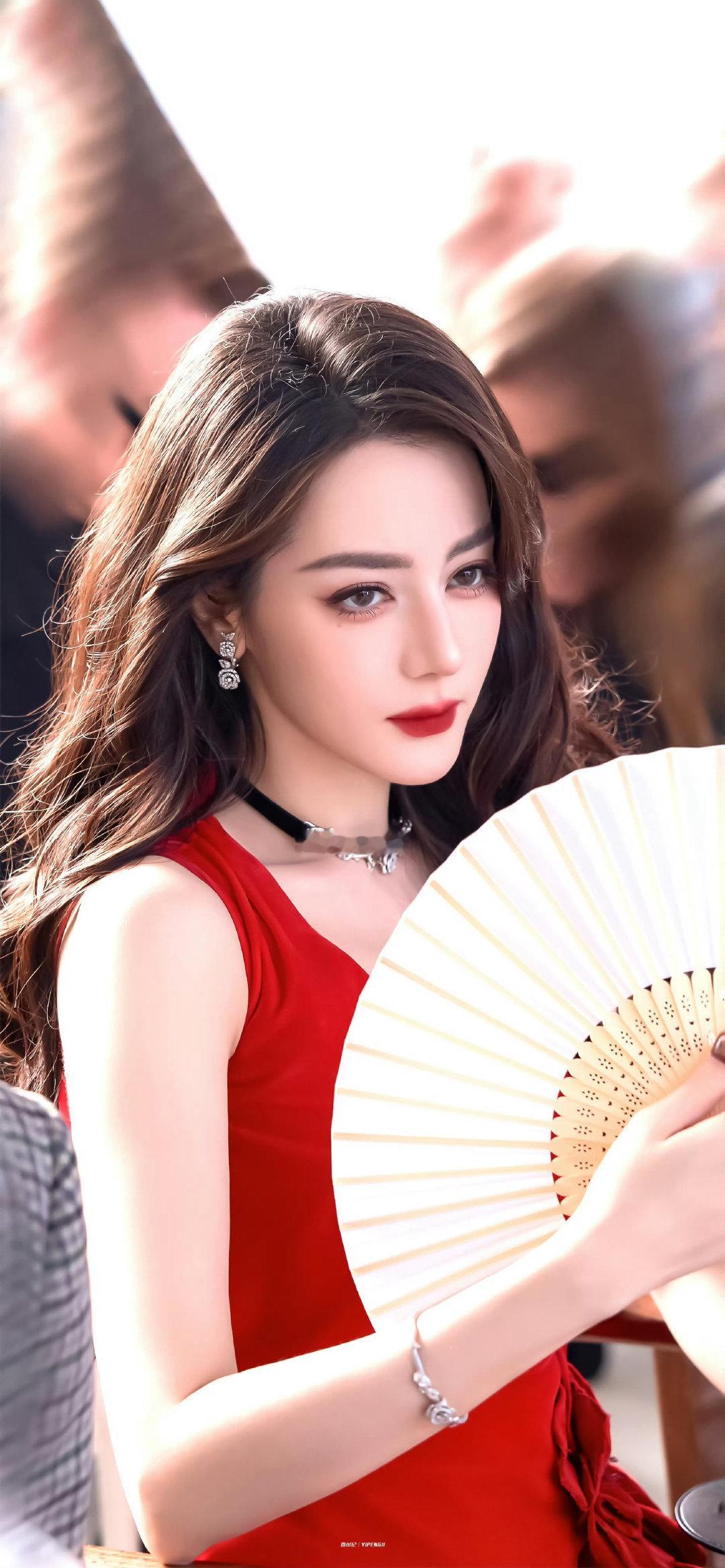#曝VOGUE盛典集齐了四大流量花#
是实力与流量并存的迪丽热巴[哇]
暑假第一☝🏻爆[害羞]爆电影，爆音频，国庆大出圈为国争光的美貌！迪丽热巴争气 ​