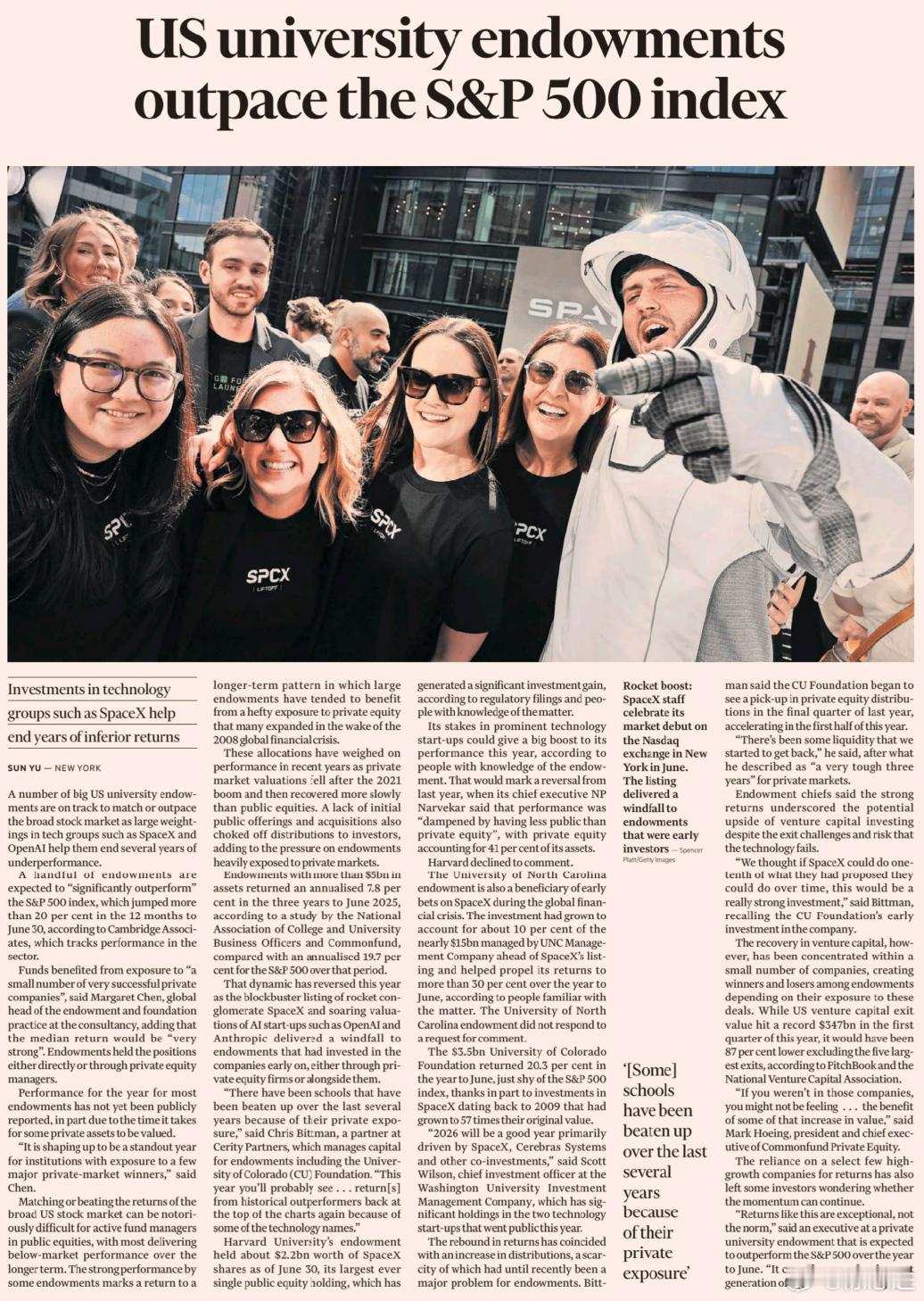 【#美股##捐赠基金##SpaceX# 美国大学捐赠基金跑赢标普 500，靠押中少数明星私募科技股】FT 报道，美国多所顶尖大学捐赠基金在 2026 财年有望跑赢标普 500，终结连续多年跑输大盘的局面。

核心原因不是大盘股票，而是早年布局 SpaceX、OpenAI、Anthropic 这类未上市科技公司。SpaceX 纳斯达克上市，给 ​