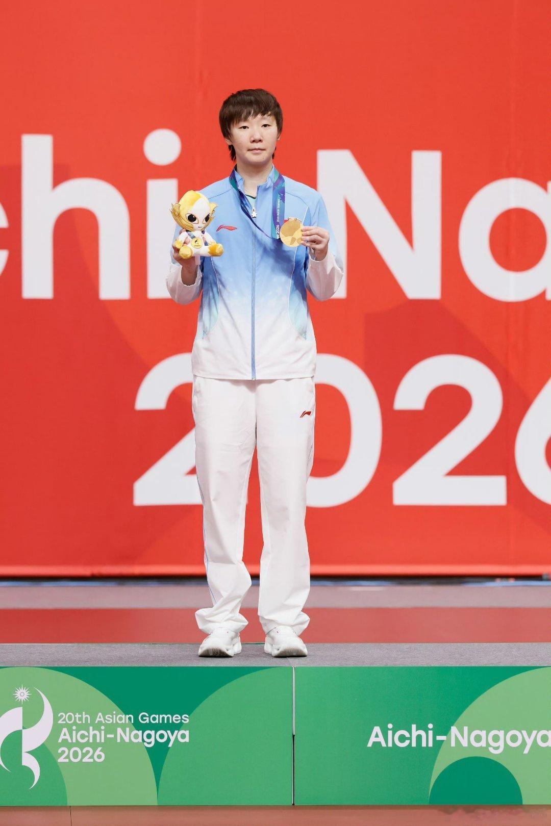 记录我的偶像亚运三冠王🏆
1️⃣想起封训那一个多月，各大平台都没有最新路透，把相册以往比赛看了个遍，还追了剧，直到封训结束，看到有球迷发来的视频，感觉你变瘦了，封训肯定很辛苦吧，宝宝，不过，所有付出都是有回报的[抱一抱]
2️⃣出发那天，不仅要看到你健健康康的，还要到处找你的体能教练 ​