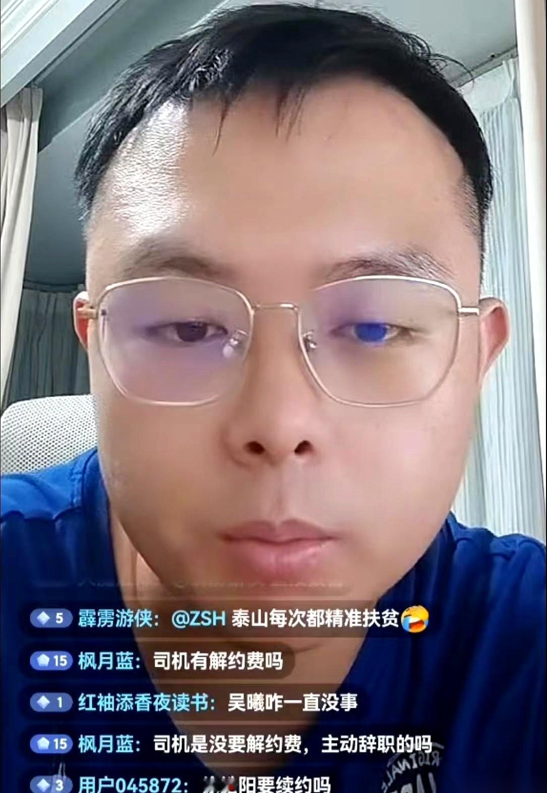 这两天，上海申花中场徐皓阳的续约动向，成了国内足坛转会市场的一个隐形焦点。
明明他刚落选了本期国足名单，肉眼可见地陷入了职业生涯的小低谷。但圈内人都清楚，申花要是现在敢把他摆上货架，外面立马会有一排球队抢破头。
你把镜头拉近到绿茵场上。在同年龄段的本土球员里，徐皓阳那脚传球调度的功夫，确实算得上佼佼
