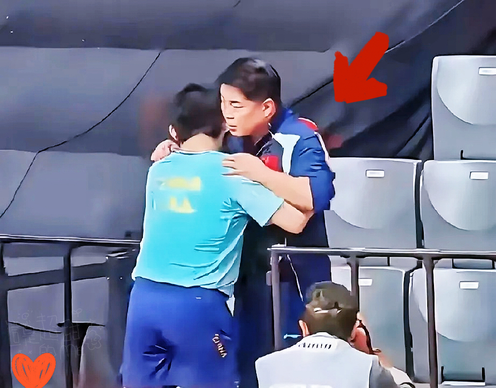 王皓：你打球怎么老退到观众席啊！  林诗栋：那是我以前的事，不堪回首。  王皓：那你现在为什么不退了？  林诗栋：再退就进棺材了！  还是那个退与不退的区别，心态强的时候，就算退也不会有事，心态弱的时候，退都能把自己全身萎缩了。  王皓：你看我说错了吗？  林诗栋：我知道你说错了，但是我不想和你争了
