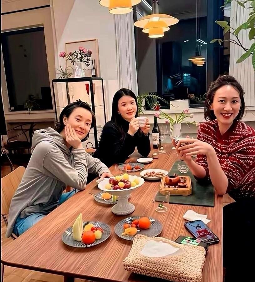 海清牵线让吴越拿到凌玲，袁泉谢幕时吴越上台献花，这两桩事比什么闺蜜穿搭博弈耐看多了。2005年袁泉演《琥珀》末场，吴越就在台下等着，幕一落抱花上去，两个人不扭捏不客套，像老同学见面。再往前，‌《我的前半生》还没火的时候，海清先给吴越打电话，说有个角色不像烂套路里的第三者，你来看看，后面吴越才跟沈严聊