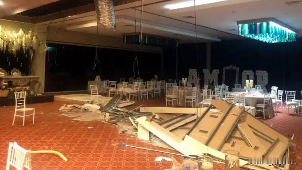 “倒大霉！”四川广安，一对夫妻结婚，摆了68桌婚宴，单桌999元，宾客满堂，炮还没响、仪式还没开始，一巨大声响便震住全场，酒店正门门厅轰然整体坍塌，碎石坠落，多名亲友受惊受伤，喜庆现场秒变事故现场。事后还因拒付6万余元尾款被酒店起诉：这笔钱到底该不该付？

我的看法：应该一码归一码，宴席钱应该给，但