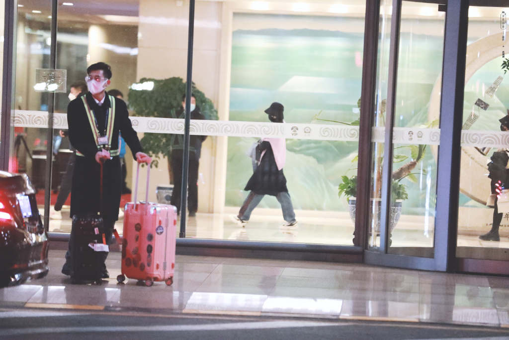 趙麗穎今日凌晨順利抵達北京機場 從上到下包裹的嚴嚴實實-圖6