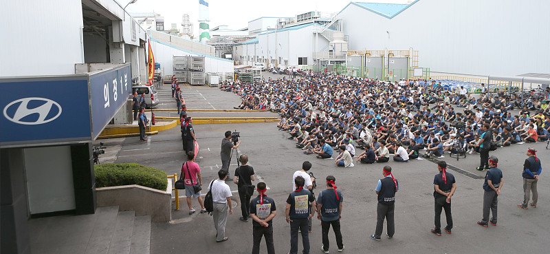 韩国现代汽车工会10年来首次全面罢工：8月21日蔚山、牙山等工厂停工8小时，薪资及福利谈判破裂，或影响全球供应链。起亚现代集团 起亚现代集团 韩国工人罢工 现代汽车工会 韩国混凝土罢工 韩国机场罢工 韩国机场大罢工 中韩工会