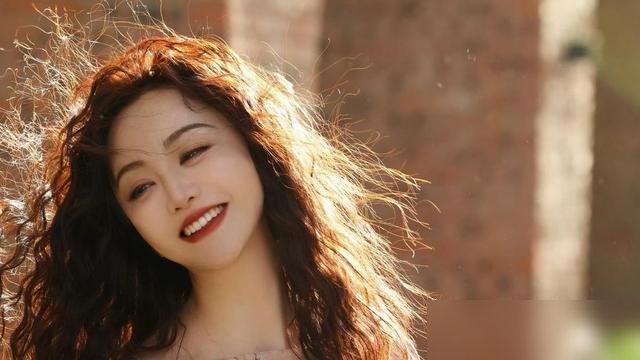 杨蓉又杀回来了，于正直接甩出一句“只要心还跳，你回头，我都在”。
这话肉麻，但放在他俩身上，没人觉得假。6月庆生，于正亲口说记不得这是杨蓉第几次跟欢娱续约了。9月更狠，S+古装剧《朝玉阶》，孟凝霜一角，官宣给她。
圈里换东家撕破脸的戏码天天有，这俩愣是把老板和艺人处成了老战友。于正嘴毒是出了名的