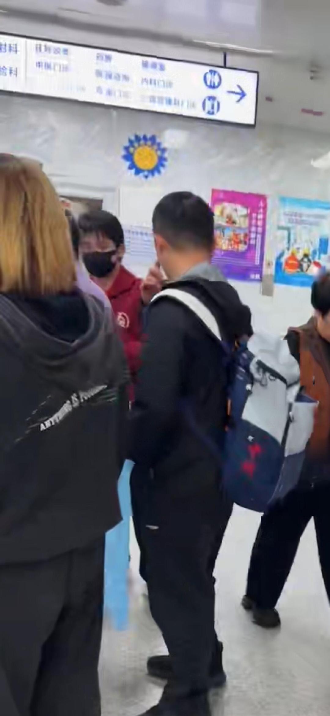 #林诗栋去医院了##林诗栋没去观赛的原因# 网友称看病偶遇林诗栋，看的是“关节运动创伤科” ​