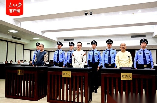 官方通报里那张盖着红印的判决书，给横行果敢老街的魏家彻底钉上了铁板。
福建泉州两级法院一审落槌，魏怀仁、陈大卫、廖景芳三个人直接领了死刑，魏青涛等三人被判无期，剩下五十五个骨干全被送进高墙，刑期最长的二十四年。
昔日呼风唤雨的家族武装，连同那个靠敲骨吸髓撑起来的亨利园区，在法槌声响起的这一刻，全部变
