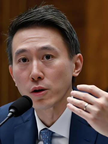 我下午的微博，问1%的外形和1%的智商选哪个。<br /><br />...