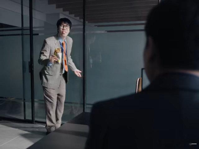 #喝奶不舒服试试喝舒化# 童漠男在短片里的结局太神了！折腾一整天最后发现领导根本不在意，舒化你是想告诉我别内耗吗？这立意我打满分！#舒化童漠男##电影年会不能停2舒化# ​